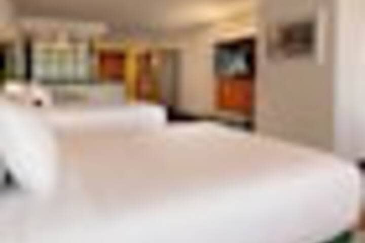 Room 53 of 192