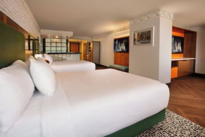 Room 52 of 192
